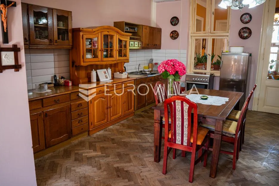 vinkovci, centar, građanski stan u povijesnoj zgradi, 163 m² s velikim potencijalom - slika 4