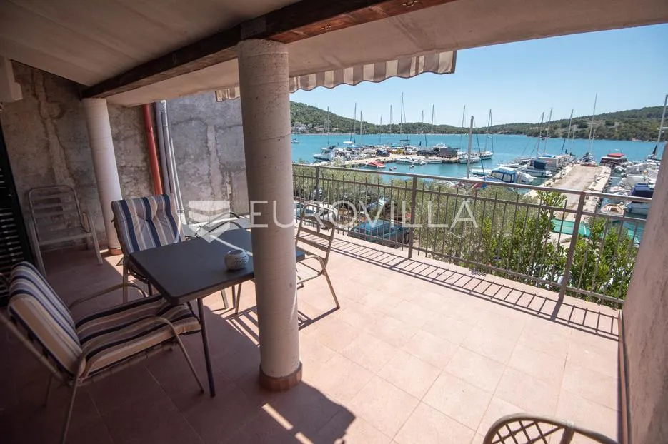 tisno, ekskluzivna apartmanska kuća prvi red do mora s panoramskim pogledom i brodicom - slika 18