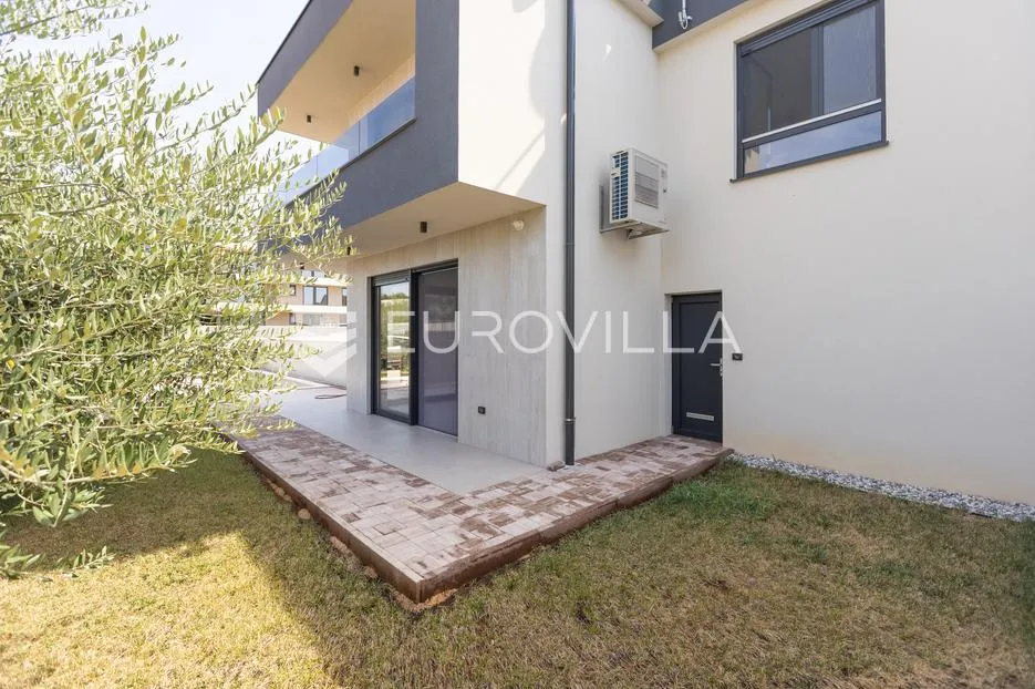 medulin, kvalitetna i moderna duplex kuća b, s grijanim bazenom 30 m² i garažom, 146 m² - slika 2