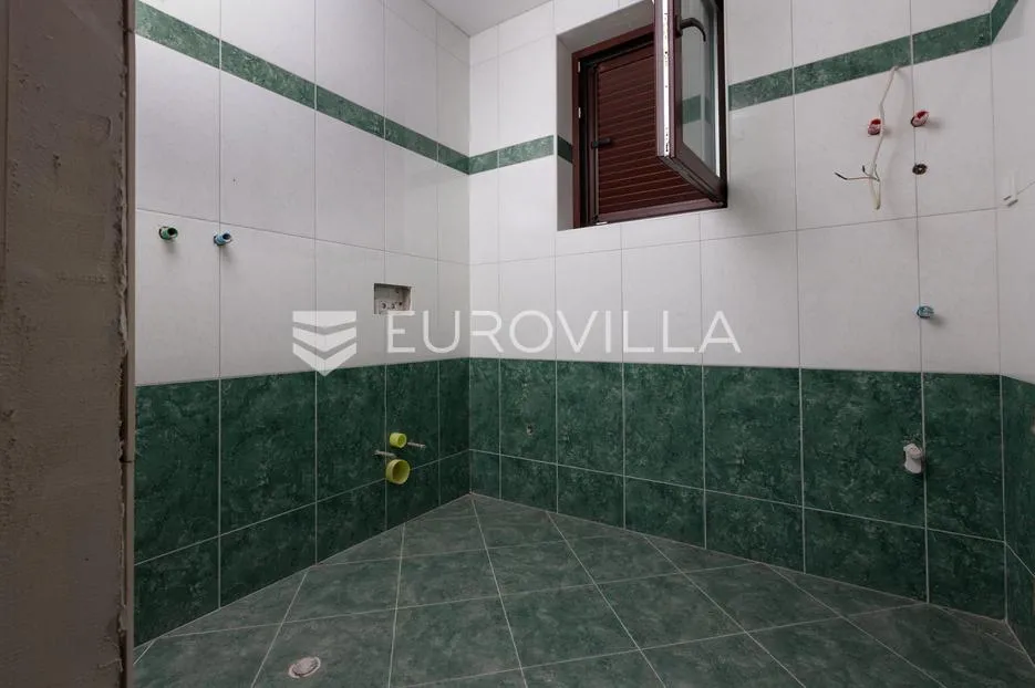 krk, kras, prekrasna kuća s 4 stana i prostranom okućnicom - slika 49