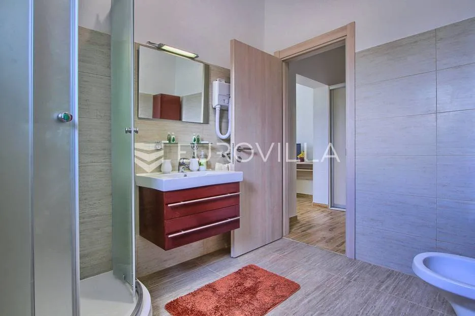 istra, svetvinčenat, 294 m² villa, bazen, jacuzzi te multifunkcionalno igralište na 2000 m² okućnice - slika 23