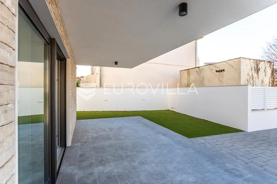 vodice, novogradnja, prostran apartman s dvorištem u centru mjesta, 146,06 m² - slika 12