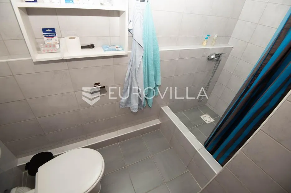 tisno, ekskluzivna apartmanska kuća prvi red do mora s panoramskim pogledom i brodicom - slika 22