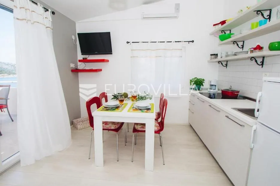 kaprije, prekrasna kuća s apartmanima, 180 m² - slika 10