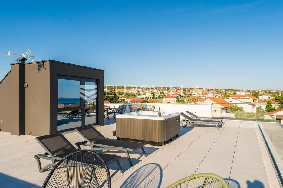 zadar, sveti filip i jakov, luksuzni dvoetažni penthouse s jacuzzijem, 2. red do mora - slika 21