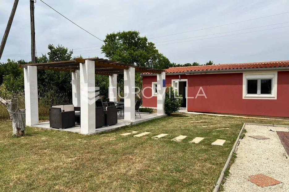 Istra, Šišan, prizemnica s bazenom i građevinskim zemljištem na mirnoj lokaciji - Šišan, Ližnjan