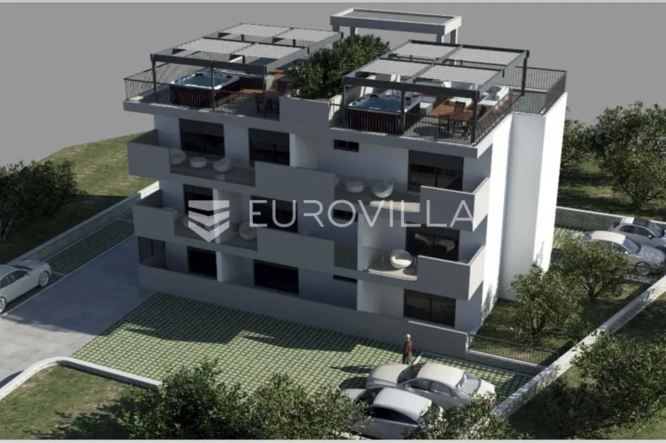 Trogir, Okrug Gornji, penthaus na drugom katu površine od 65,89 m² s krovnom terasom