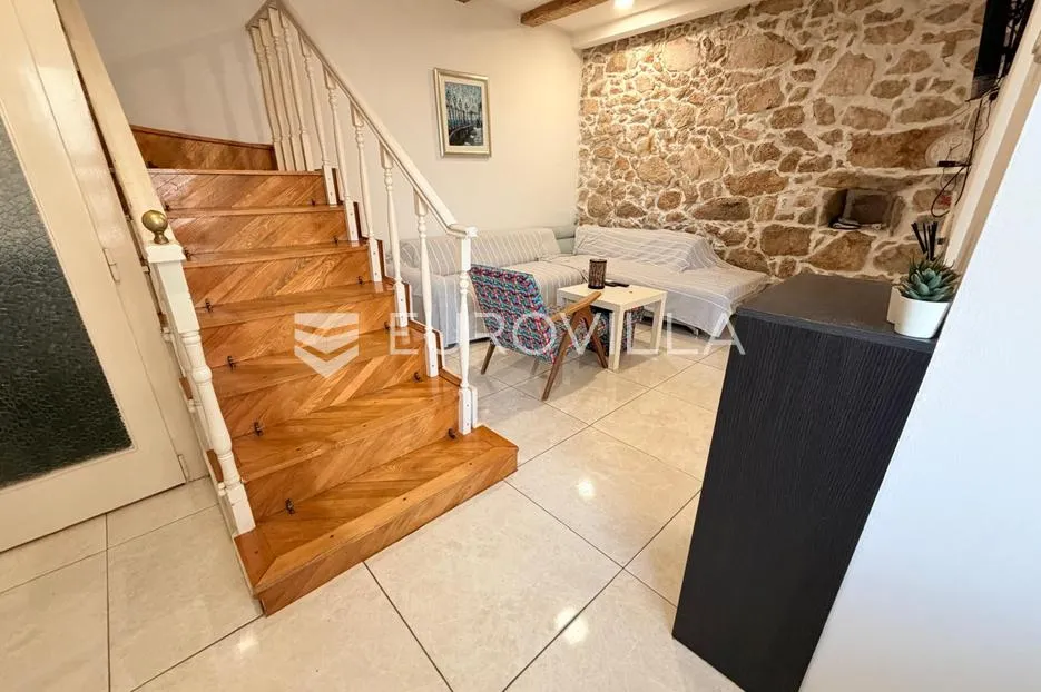 Novi Vinodolski, kuća trosobni stan od 85 m² s terasom, 250 m od mora