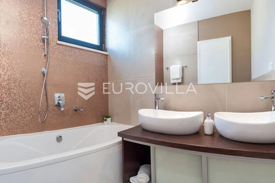 trogir, prekrasna luksuzna vila nadomak mora - slika 23