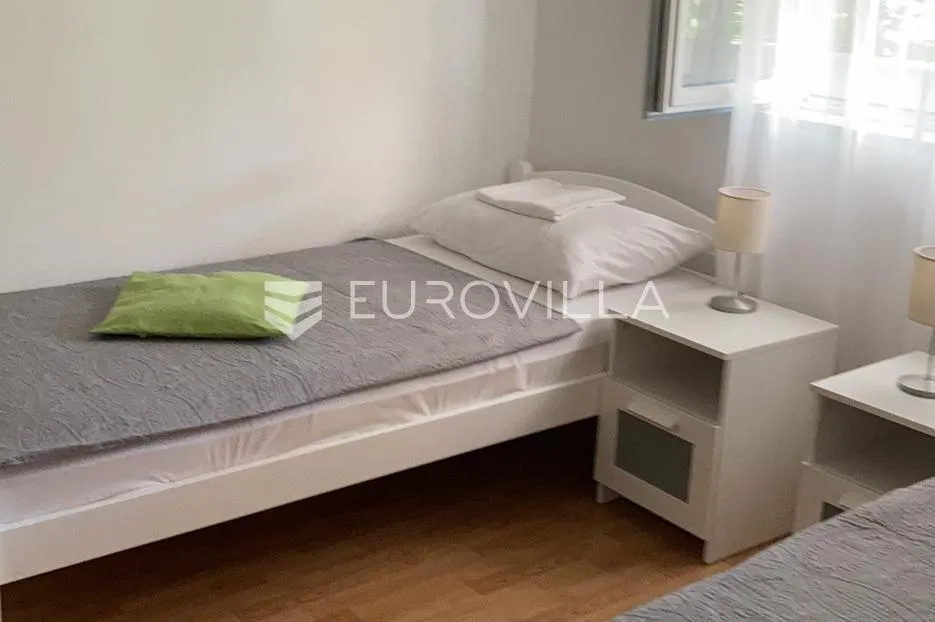 starigrad, tribanj, prostrana kuća s pogledom na more i šest apartmana - slika 19