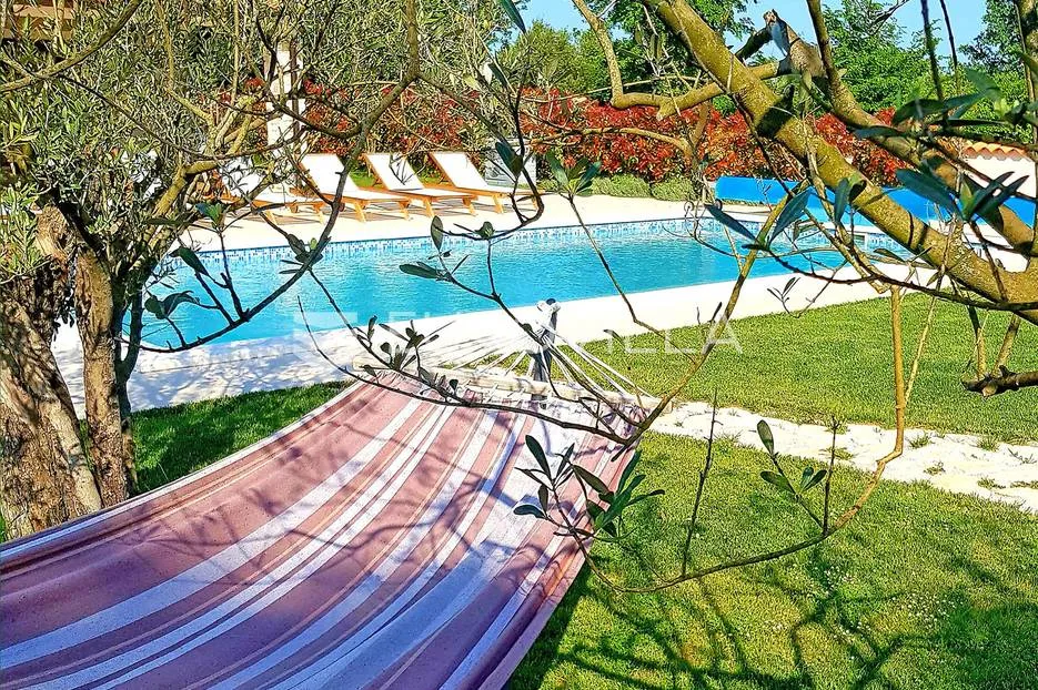 istra, marčana, prekrasna vila 280 m2 s teniskim terenom i grijanim bazenom 50 m2 - slika 41