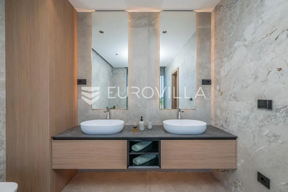 istra, krnice, impresivna dizajnerska vila s pogledom na more - slika 24