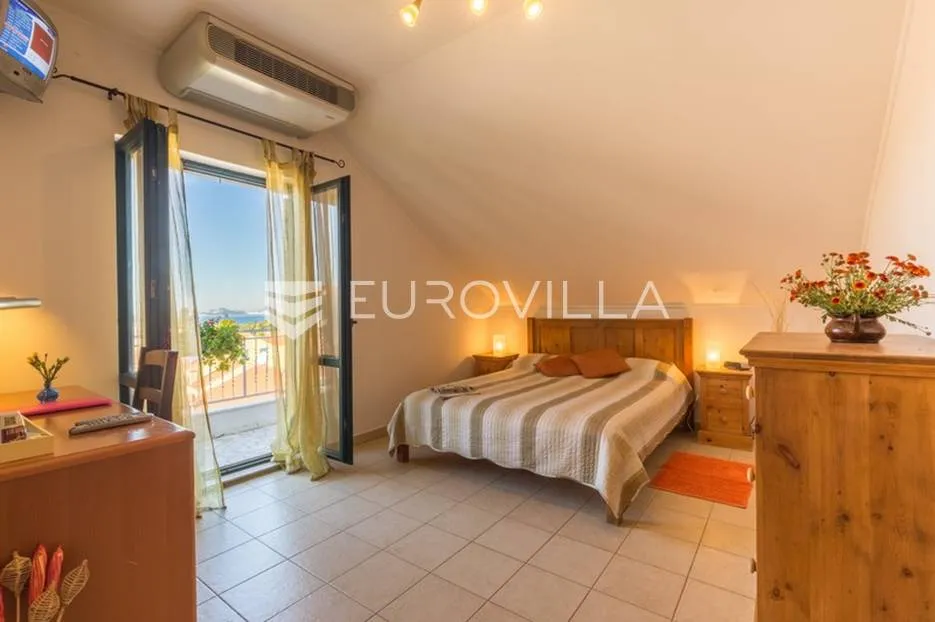 cavtat, vila s 14 apartmana 252 m2 - slika 13