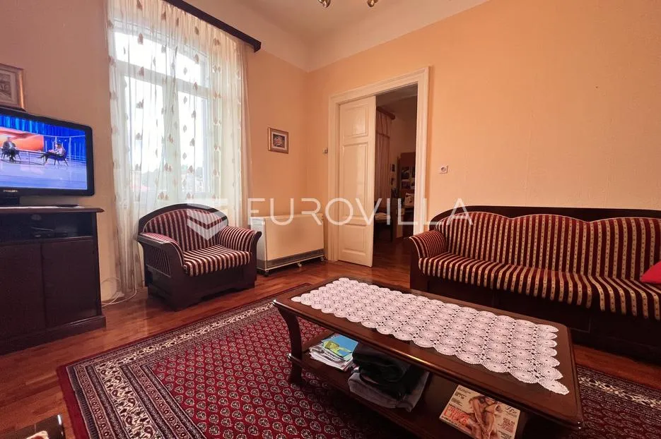 pula, strogi centar, prostrani podijeljeni stan na 3. katu s terasom i parkingom, 180.79 m² - slika 12