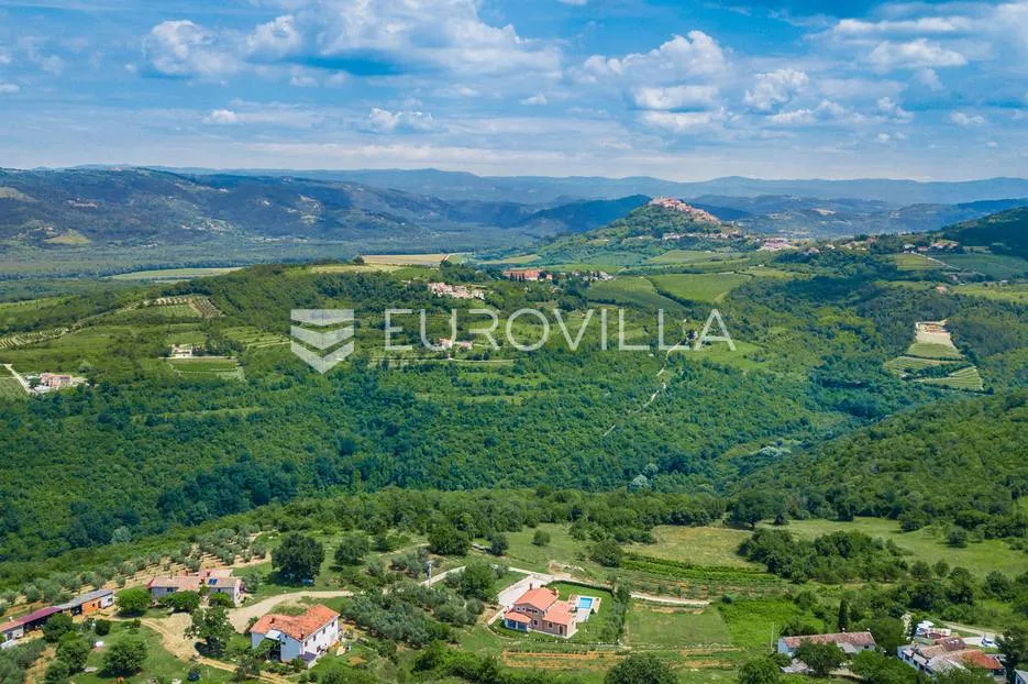 istra, rakotule - zemljište 10100m2, t2 namjene, djelom građevinsko, pogled na motovun - slika 2