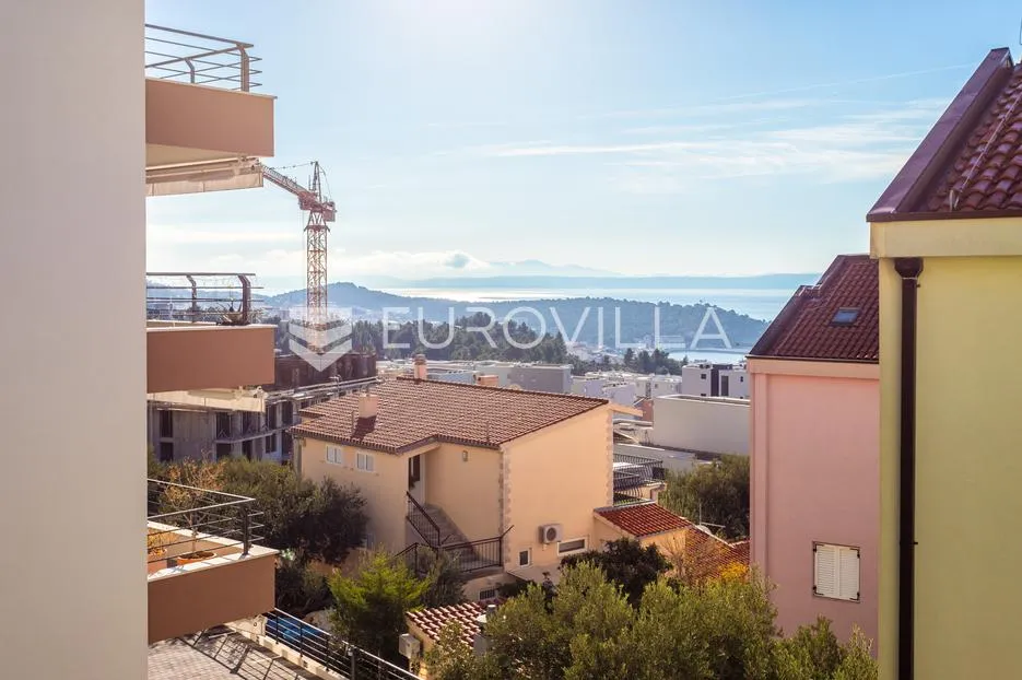 makarska, opremljen dvoetažni stan sa šest soba i privatnom garažom - slika 8