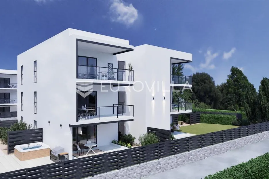Fažana, Peroj, luksuzni trosobni stan u prizemlju s vrtom 77.64 m², 800 m od mora, pogled na more - Peroj, Vodnjan