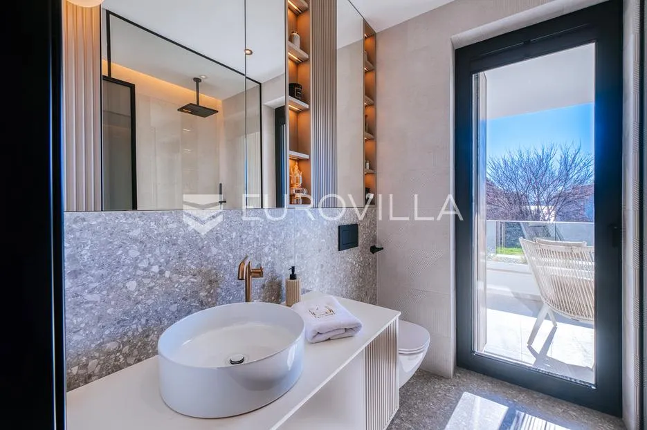 zadar, luksuzna vila s bazenom, savršen spoj elegancije i komfora - slika 43