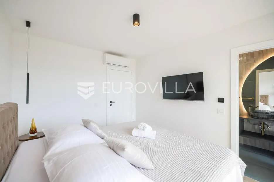 zadar, maslenica, luksuzna vila s bazenom i neometanim pogledom na more 254 m² - slika 86