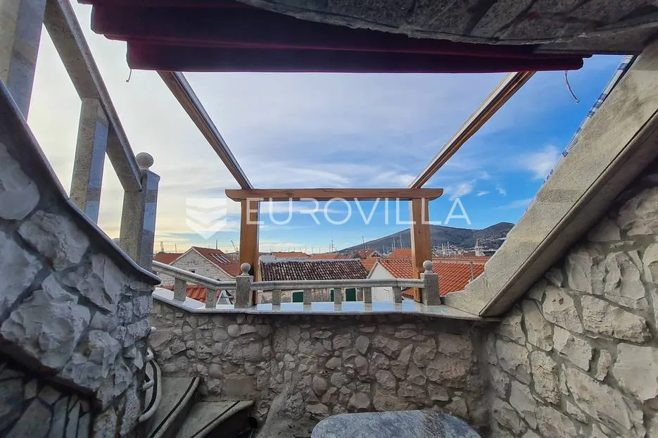 Trogir, autohtona kamena kuća s pogledom na more - Čiovo