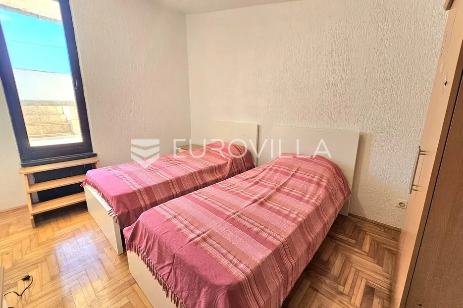 ližnjan, prostrana apartmanska kuća s tri stambene jedinice i vrtom - slika 31