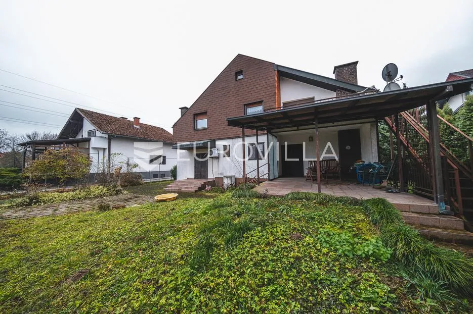 zagreb, lučko, obiteljska kuća s dva stana na parceli površine 1848 m² - slika 23