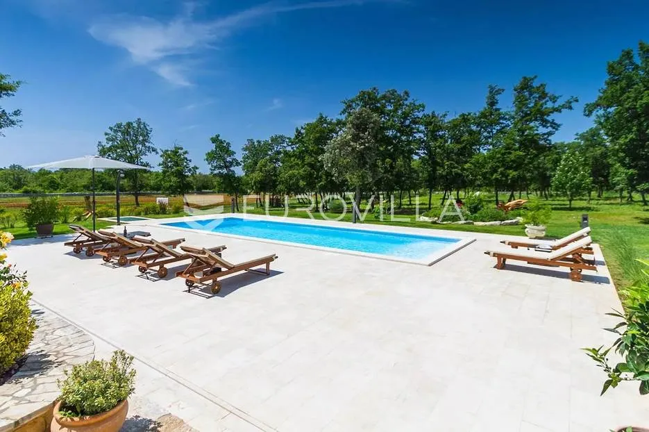 istra, bale, vila s bazenom na imanju od 30.000 m2 u osami - slika 20