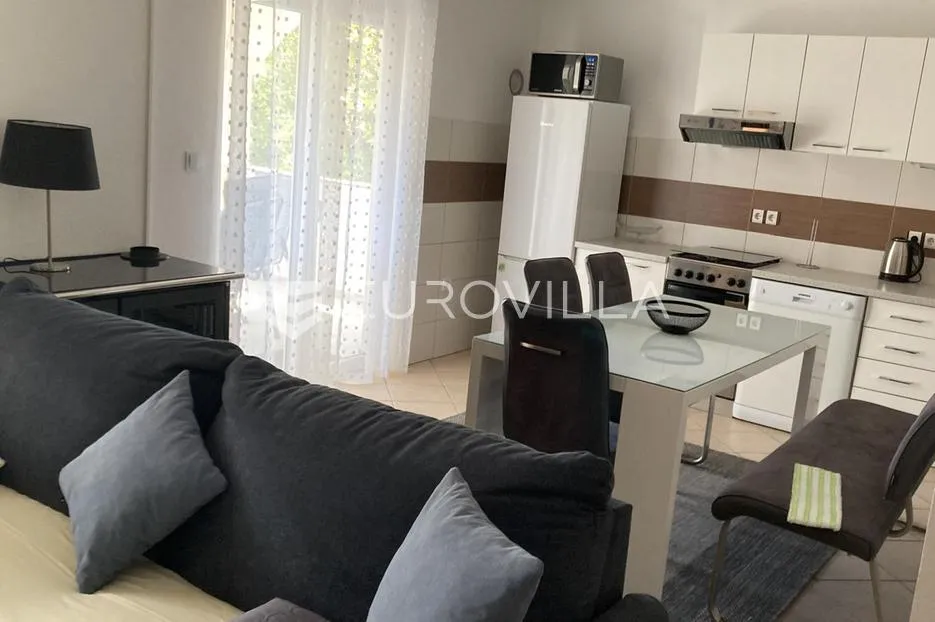 starigrad, tribanj, prostrana kuća s pogledom na more i šest apartmana - slika 35