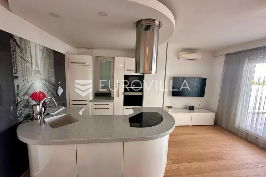 split, žnjan, ekskluzivan penthouse s prostranom terasom i lijepim pogledom na more - slika 2