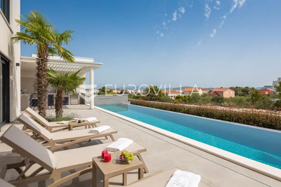 vodice, moderna vila s bazenom i pogledom na more, 332,92 m² - slika 31