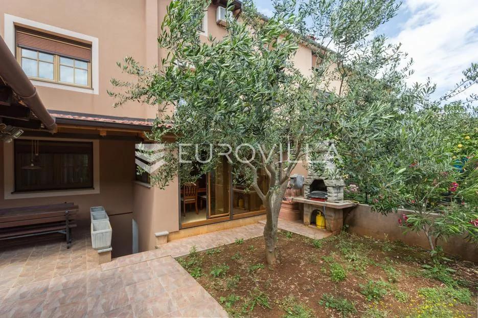Istra, Pula PRILIKA ZA INVESTICIJU, apartmanska kuća podijeljena na 3 stambene jedinice