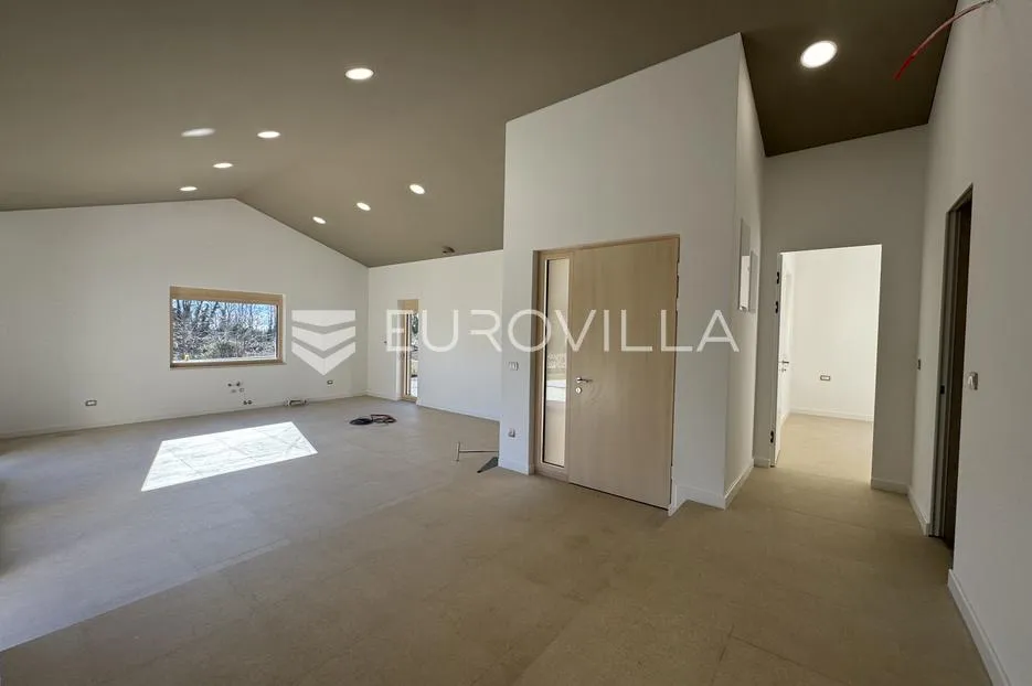 istra, majkusi, moderna prizemnica 160 m² s grijanim bazenom i uređenom okućnicom - slika 2