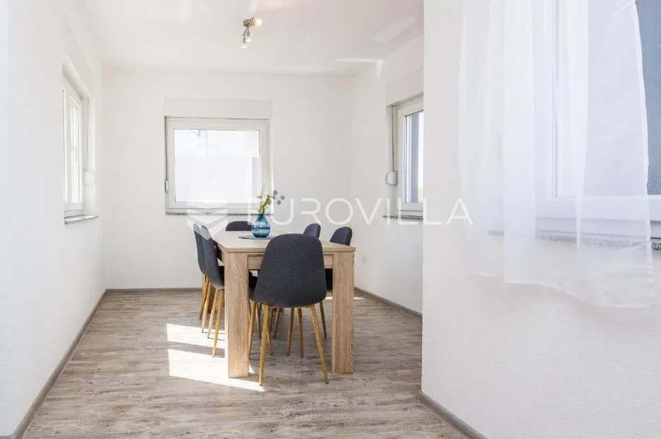 vir, stambeno poslovna zgrada u samom centru otoka 2 apartmana na 1. katu - slika 21