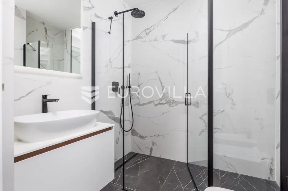 opatija, centar, višesoban stan u novogradnji s 4 parkirna mjesta nkp 247 m2 - slika 2