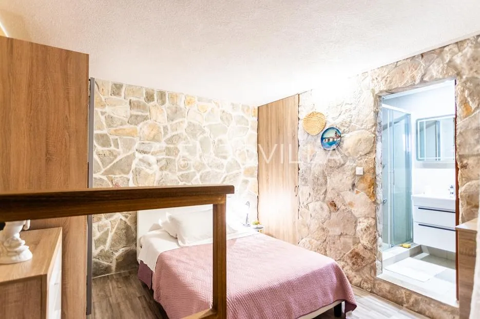 omiš, stanići, lijepa kuća s pogledom na more ukupne površine 160m2 na zemljištu površine 2546 m2 - slika 11