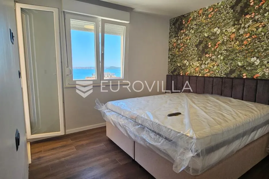 trogir, seget renovirana kuća s tri novouređena stana od 250 m², s gražom i parkingom - slika 8