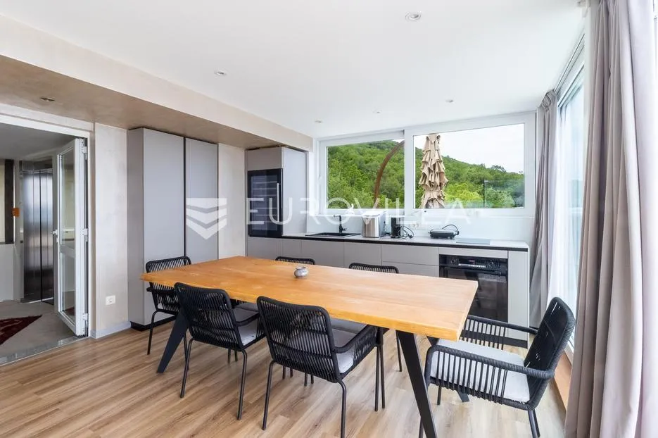 opatija, volosko, luksuzan penthaus 267 m², krovna terasa s jacuzzijem - slika 11