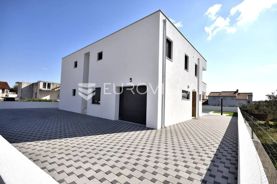 vodice, prekrasna vila s apartmanima - slika 3