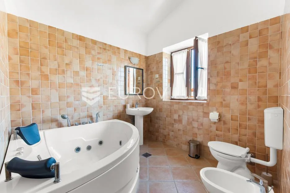istra, svetvinčenat, prekrasna kamena katnica s bazenom 32 m² i jacuzzijem, 155 m² - slika 41