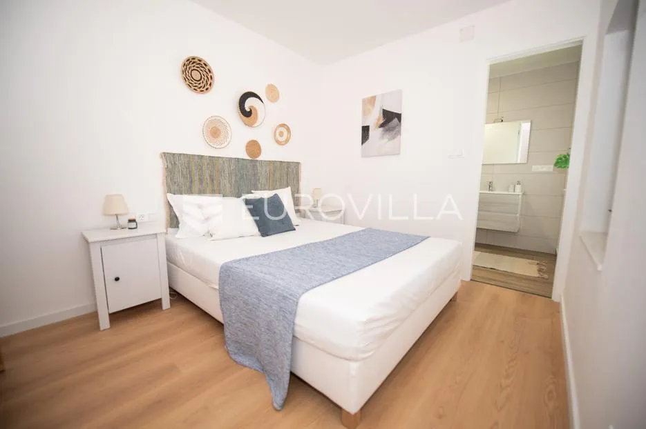 kaštela, kaštel sućurac, predivna kamena kuća uz more - slika 17