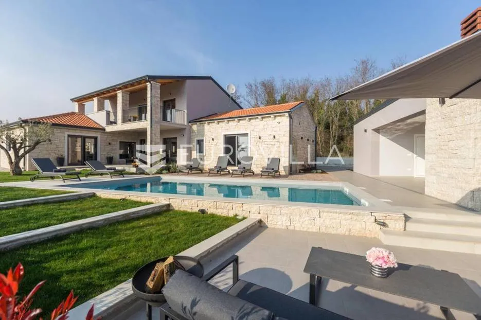 sveti lovreč, prekrasna vila s bazenom na uređenoj okućnici od 1874m2 - slika 8