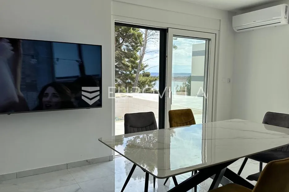 otok rab, banjol, luksuzno prizemlje s bazenom, 200 m² okućnice i pogledom na more - slika 6