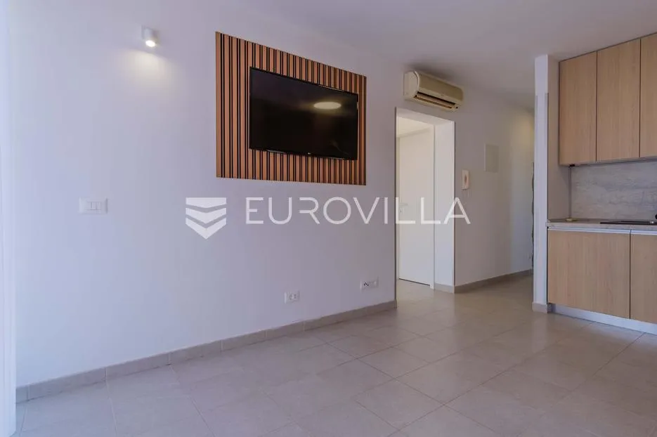 istra, poreč, unikatna dizajnerska vila s dodatnim apartmanom, wellnessom i grijanim bazenom - slika 28