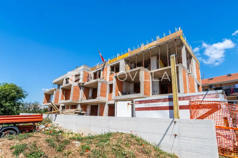 kaštel lukšić, trosoban penthouse s krovnom terasom i dva parkirna mjesta - slika 35