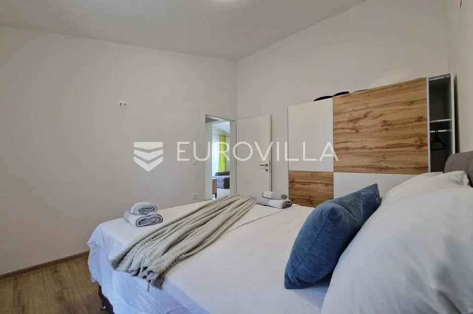 vir, elegantan trosoban apartman u centru vira, 600 m od plaže - slika 23