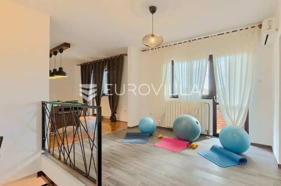 barban okolica, luksuzna vila 250 m² s sređenim vrtom, bazenom, hidromasažnom kadom i saunom - slika 23