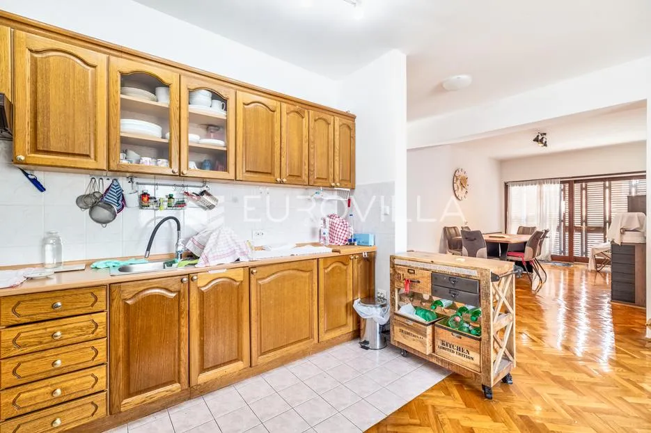 zagreb, gornja dubrava, odlična kuća s tri stana i garažom, 400 m² - slika 10
