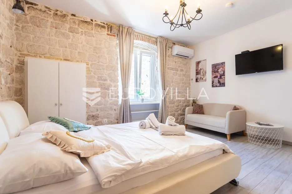 trogir, tri studio apartmana u centru grada - slika 15