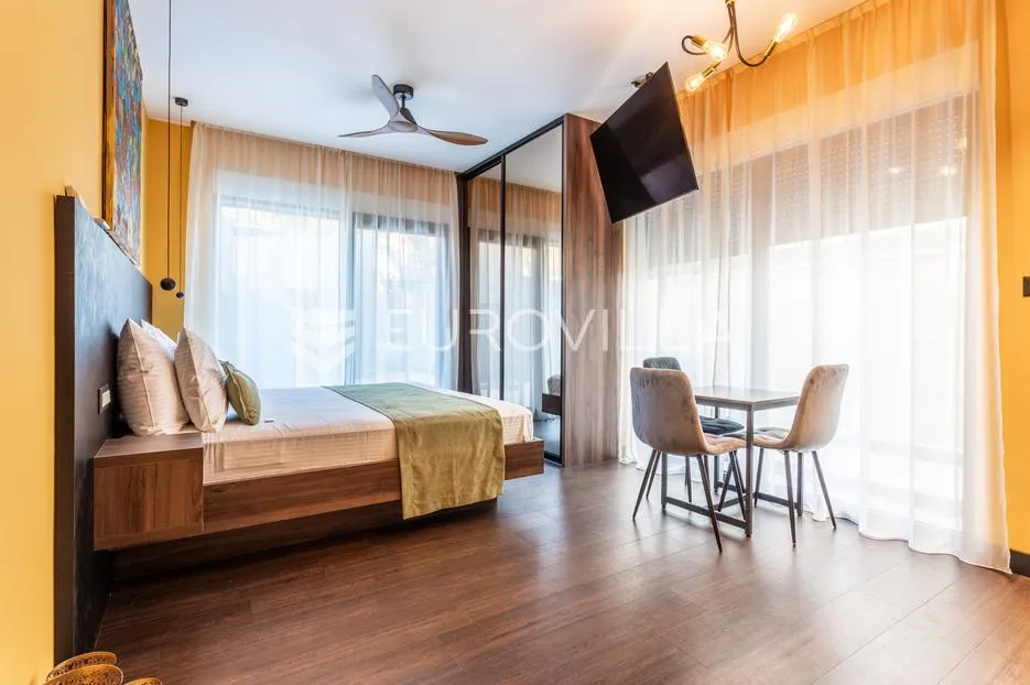 podstrana, apartmanska vila s bazenom i krovnom terasom - slika 1