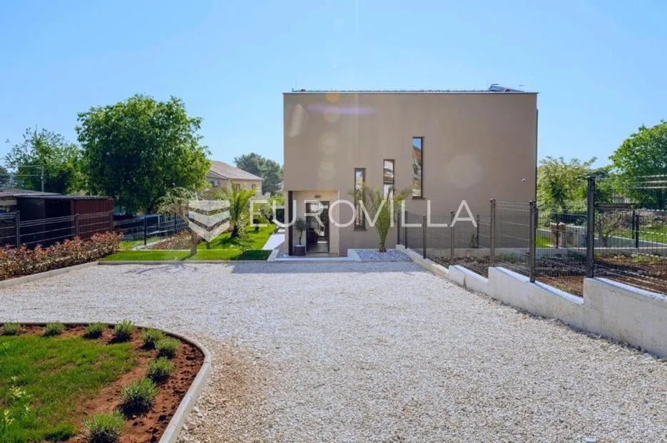 istra, tar, novoizgrađena moderna vila s bazenom u centru tara, nedaleko poreča - slika 32